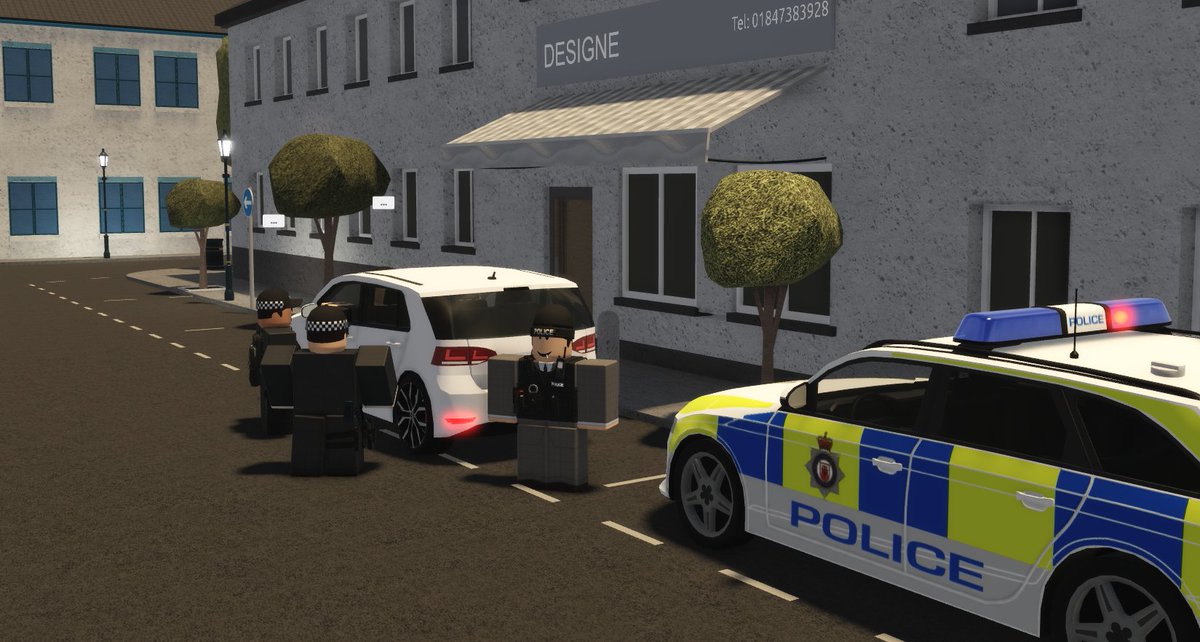 rbx_gibconvent's tweet photo. Today the Deputy Governor joined Chief Inspector JoshLeonard on patrol in the City of Gibraltar.

His Excellency observed some of the incidents they face as part of their daily operations. https://t.co/wVDaElfDlv