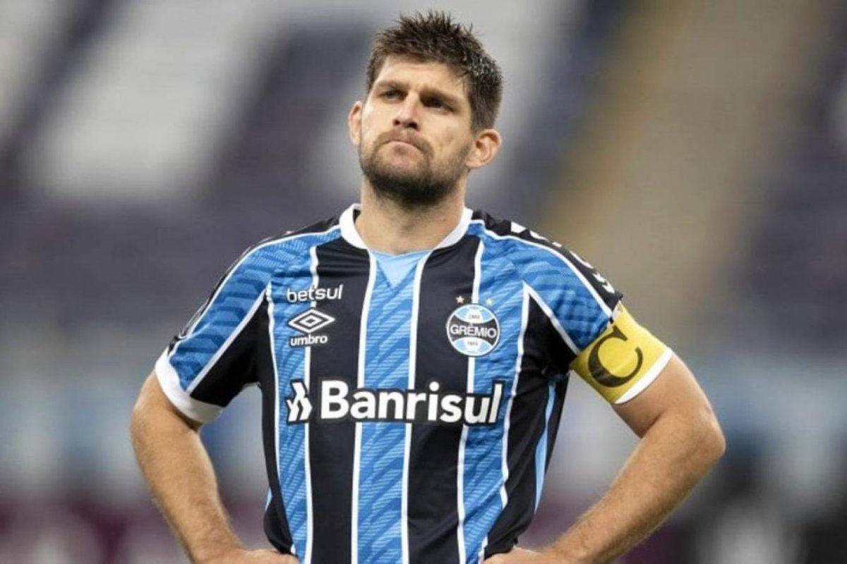blitztricolor's tweet photo. 🚨🚨🚨🚨🚨🚨🚨🚨🚨🚨

Kannemann acaba de aceitar a proposta do Independiente-ARG. Serão 2 anos de contrato para o zagueiro.

O jogador, devido ao seu relacionamento com o Grêmio, deu ao clube até segunda-feira para igualar a oferta. Se o Grêmio não igualar, ele irá executar a sua cláusula de saída do tricolor.

🗞 @CLMerlo 
📸 Lucas Uebel