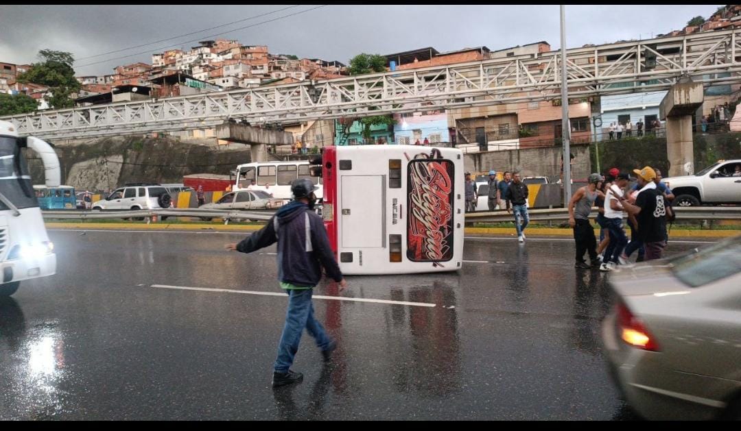ParqueCaiza's tweet photo. #05Ago | Miranda 7pm #AutopistaFF Accidente a la altura del #5DeJulio vía Guarenas, La Urbina, Terraza... @paramedicosmtt @ReporteYa @UsuariosGMA @ParqueCaiza @Porlasvias https://t.co/Nwc02xZ82c