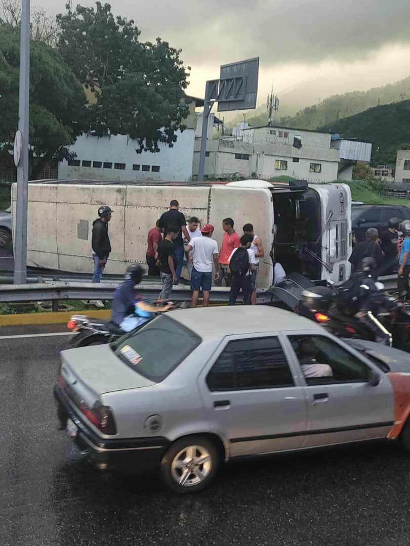 ParqueCaiza's tweet photo. #05Ago | Miranda 7pm #AutopistaFF Accidente a la altura del #5DeJulio vía Guarenas, La Urbina, Terraza... @paramedicosmtt @ReporteYa @UsuariosGMA @ParqueCaiza @Porlasvias https://t.co/Nwc02xZ82c