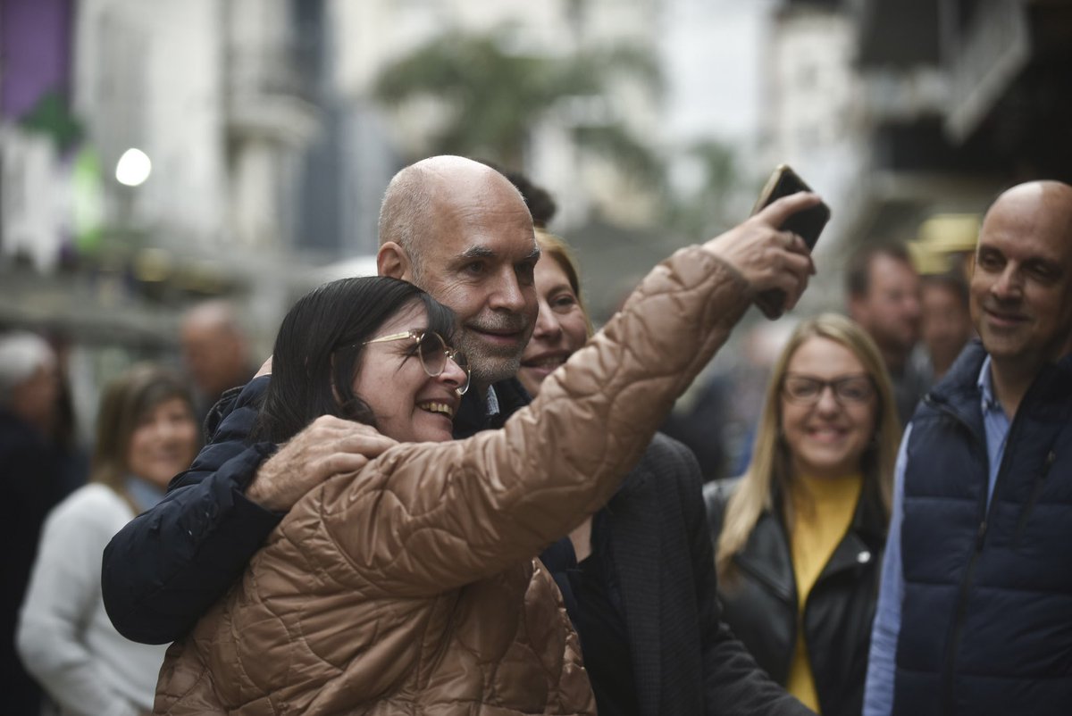 horaciorlarreta's tweet photo. Recorriendo las calles de la Ciudad de Santa Fe, Rafaela, San Cristóbal y Reconquista nos encontramos con muchísimas personas que nos apoyan y nos cargaron de energía para seguir adelante. En Santa Fe, junto a @maxipullaro y @GiScaglia vamos a hacer un cambio en serio, responsable, honesto y siempre trabajando en equipo.