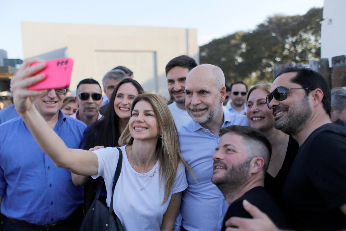 horaciorlarreta's tweet photo. Recorriendo las calles de la Ciudad de Santa Fe, Rafaela, San Cristóbal y Reconquista nos encontramos con muchísimas personas que nos apoyan y nos cargaron de energía para seguir adelante. En Santa Fe, junto a @maxipullaro y @GiScaglia vamos a hacer un cambio en serio, responsable, honesto y siempre trabajando en equipo.