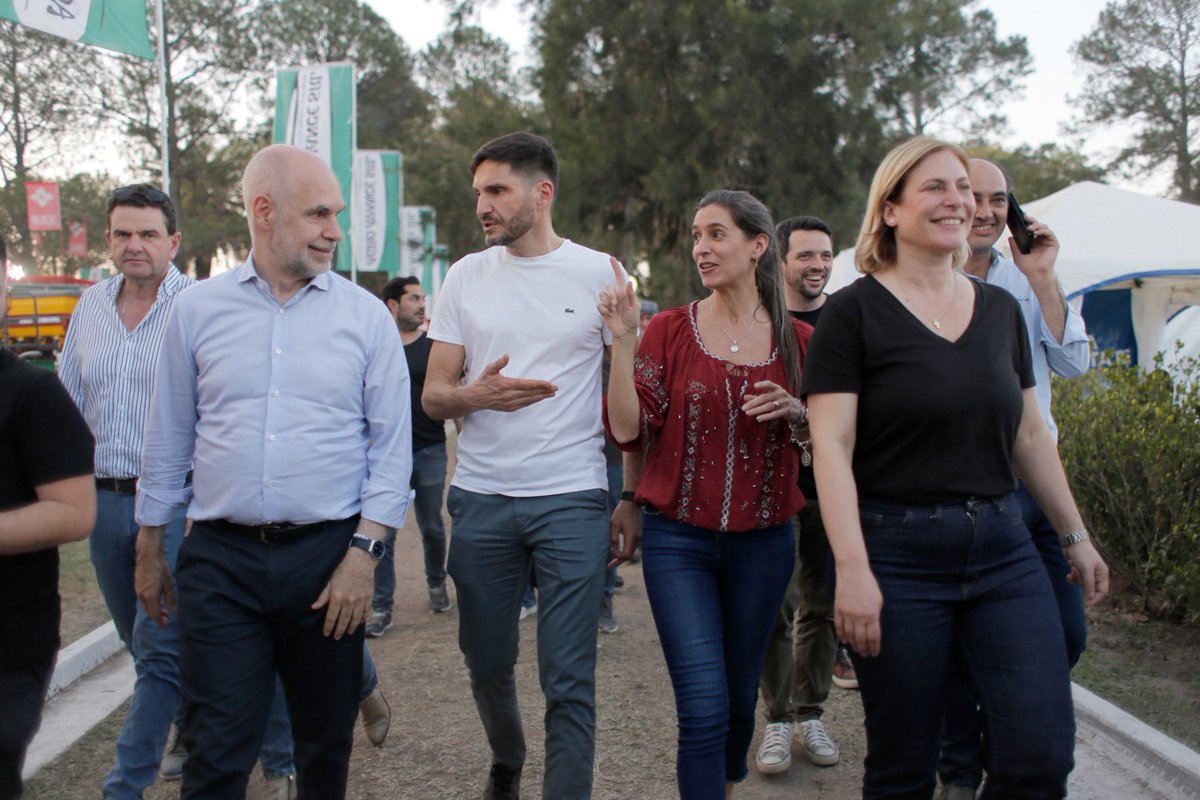horaciorlarreta's tweet photo. Recorriendo las calles de la Ciudad de Santa Fe, Rafaela, San Cristóbal y Reconquista nos encontramos con muchísimas personas que nos apoyan y nos cargaron de energía para seguir adelante. En Santa Fe, junto a @maxipullaro y @GiScaglia vamos a hacer un cambio en serio, responsable, honesto y siempre trabajando en equipo.