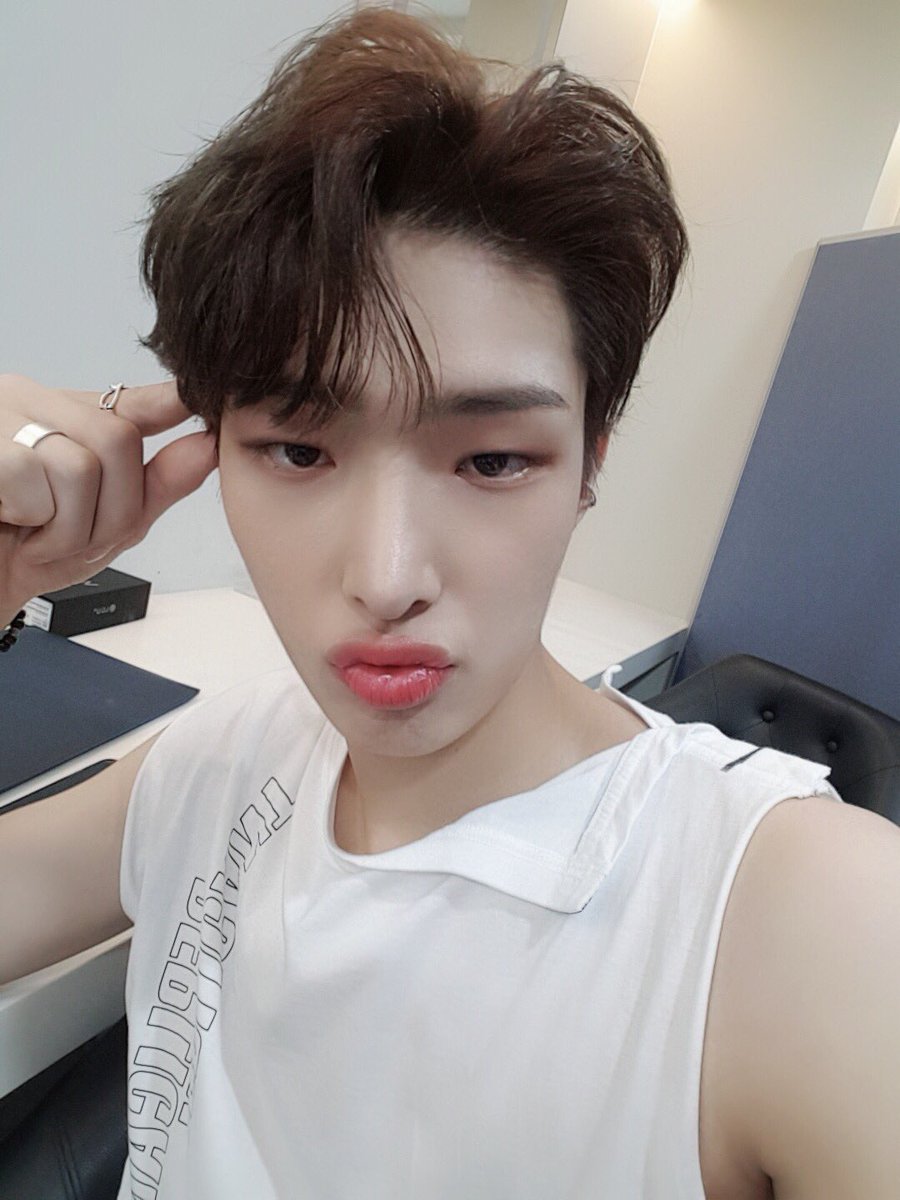 Chico bonito posando por aquí después de un día siendo lovesickboy 🥀 junto a unas lindas muñequitas. Hoy se siente un calor, pero más se siente el amor que siento por nuestros 𝚐uider𝕫 que crece cada día más. Hoy dormiré feliz. ♡

𝐭he 𝓈tar-𝕔hild, 𝕒rgi ⋆๋࣭ ⭑ 𖦹