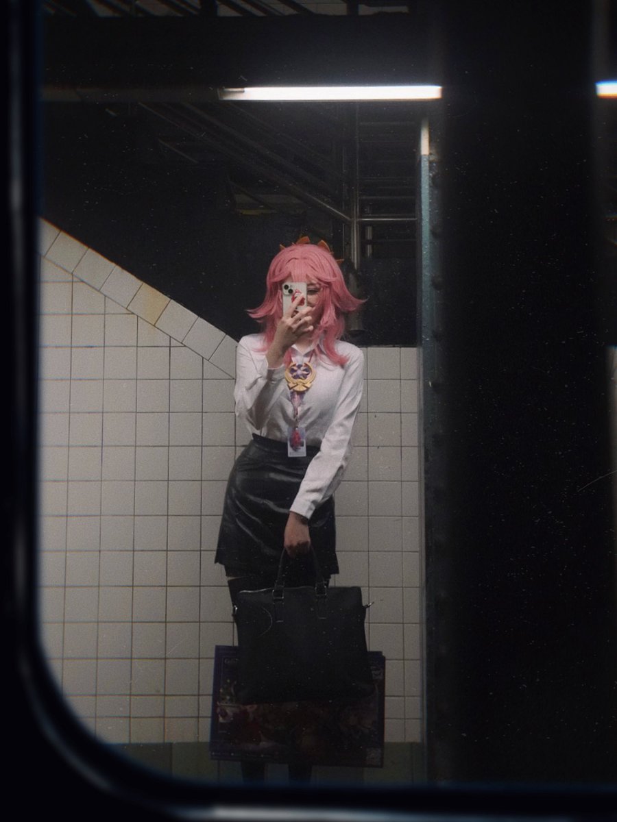 glittrful's tweet photo. u look up and see this while on the subway wyd https://t.co/bcGHEinXKN
