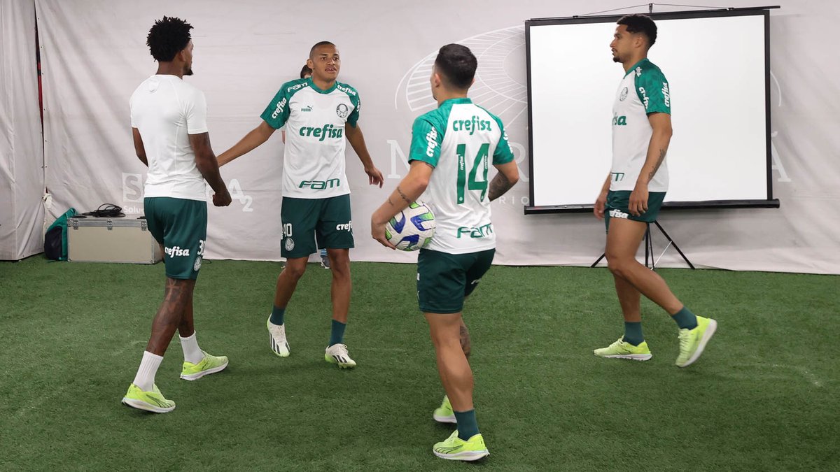 Palmeiras's tweet photo. Os ajustes finais antes do desafio de logo mais 👊

#AvantiPalestra #FLUxPAL
#JuntosNoBrasileirão https://t.co/M7I3JMCPq5