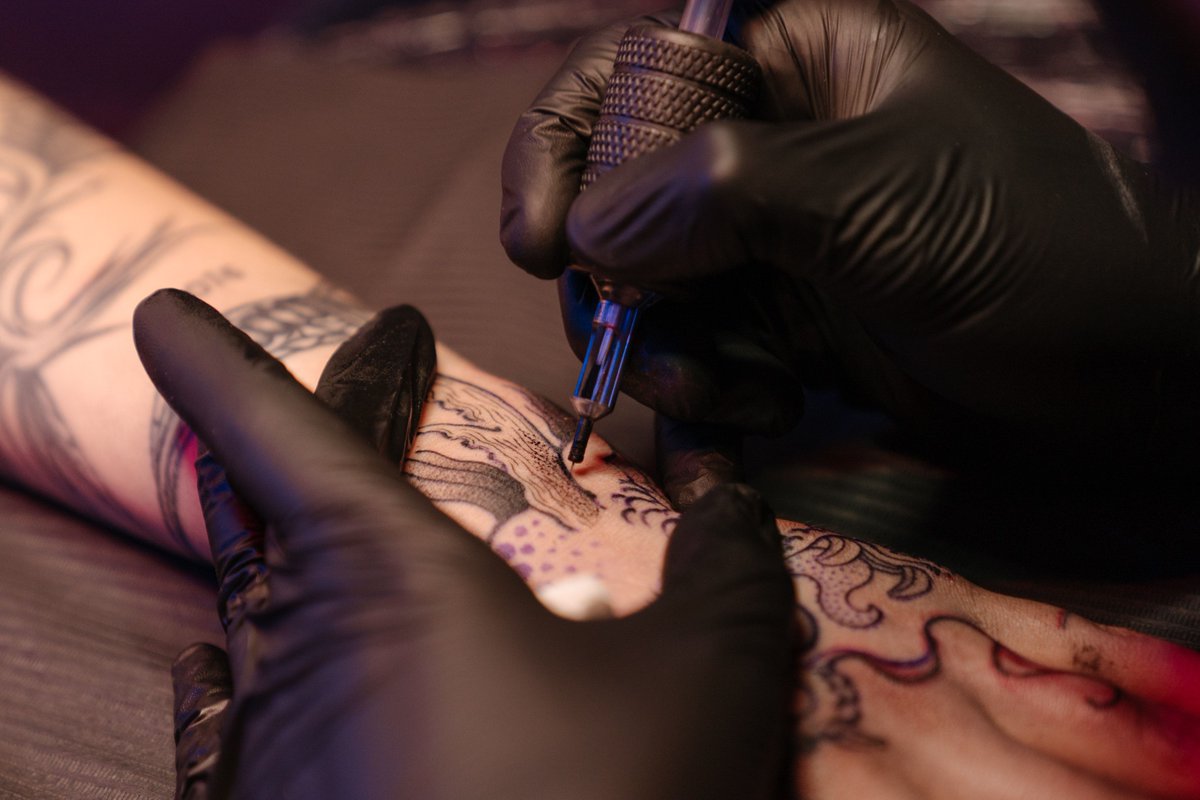 advlaserchicago's tweet photo. Tired of that tattoo you got on a dare? Don't worry, we've got you covered! Whether you want to remove it completely or just cover it up, we've got the perfect options for you. Tattoos may sound fun, but remember - they're with you for life!
https://t.co/xPCITfNp8o https://t.co/DuZvgELuKx