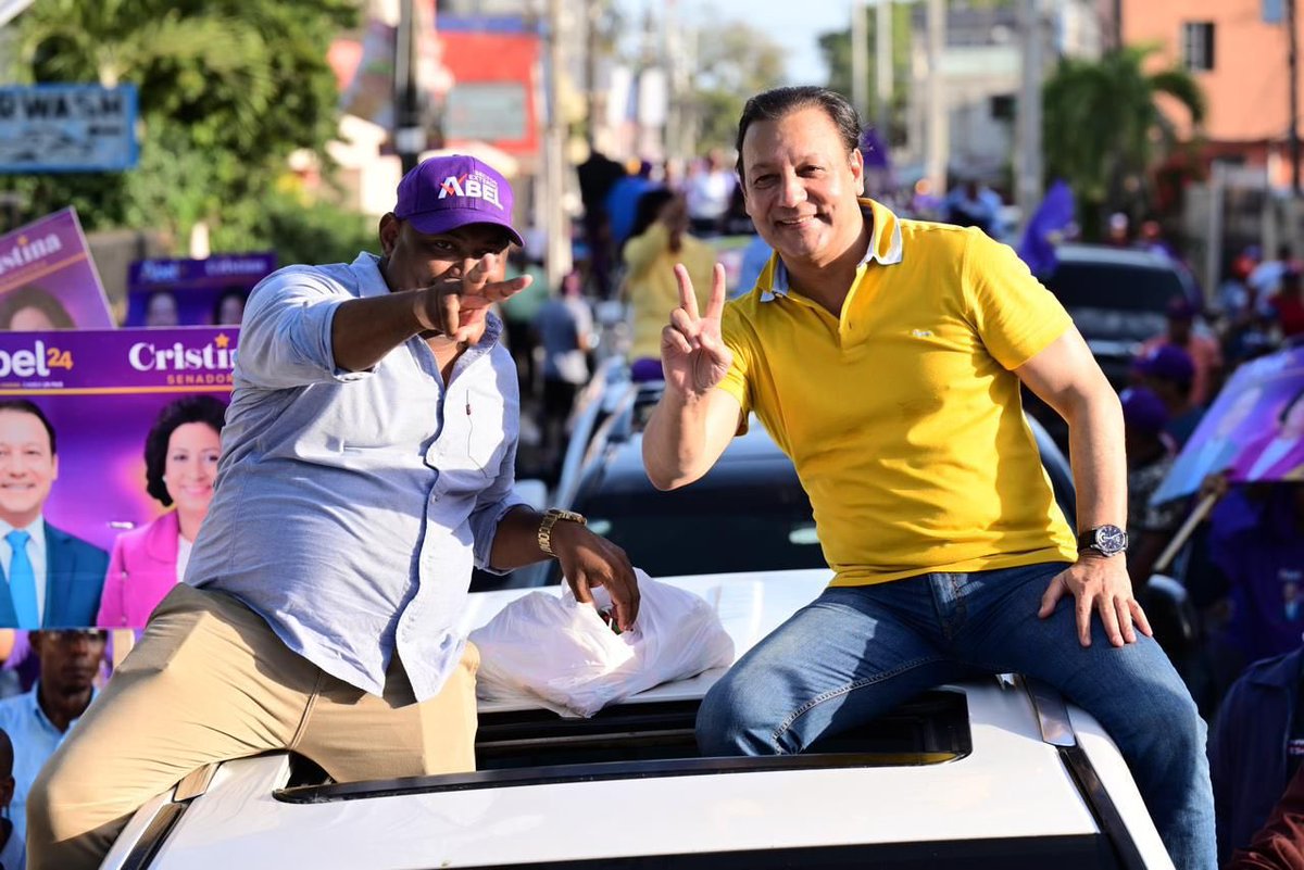 RodrigMarchena's tweet photo. *|Abel en La Caleta: "Padrón del PRM demuestra lo que son: ¡Desorden y mentiras!"|*

Al ser cuestionado sobre la presencia de dirigentes y militantes peledeístas en el padrón presentado por el PRM a la JCE, Abel Martínez comentó que el hecho demuestra la naturaleza de ese partido y este Gobierno: desorden y muchas mentiras.

"Ese padrón refleja cómo son ellos: desorganizados y mentirosos. Así también hacen con las encuestas que pagan, tratando de engañar a la población dominicana", manifestó el líder de la oposición. 

Abel Martínez conversó en La Caleta con periodistas de medios locales y nacionales, previo a encabezar una marcha-caravana en ese distrito municipal, en la que participaron miles de ciudadanos y dirigentes y militantes peledeístas a lo largo de todo el trayecto. 

Los residentes en La Caleta se movilizaron junto a Abel Martínez contra la facturación abusiva sobre falso consumo eléctrico, los apagones, el desempleo, la inseguridad ciudadana y el aumento en los precios de alimentos y medicinas. 

*Plan Abel Martínez contra delincuencia* 
El candidato presidencial del PLD anunció que la semana próxima lanzará el Plan Abel Martínez, de combate a la delincuencia, un mal social que -asegura- se le ha salido de las manos al Gobierno. 

"El problema de la delincuencia no se resuelve yendo al Palacio de la Policía a teorizar, a perder tiempo, a maquillar estadísticas" enfatizó Abel Martínez, y pidió a la población estar atenta al lanzamiento del referido Plan.