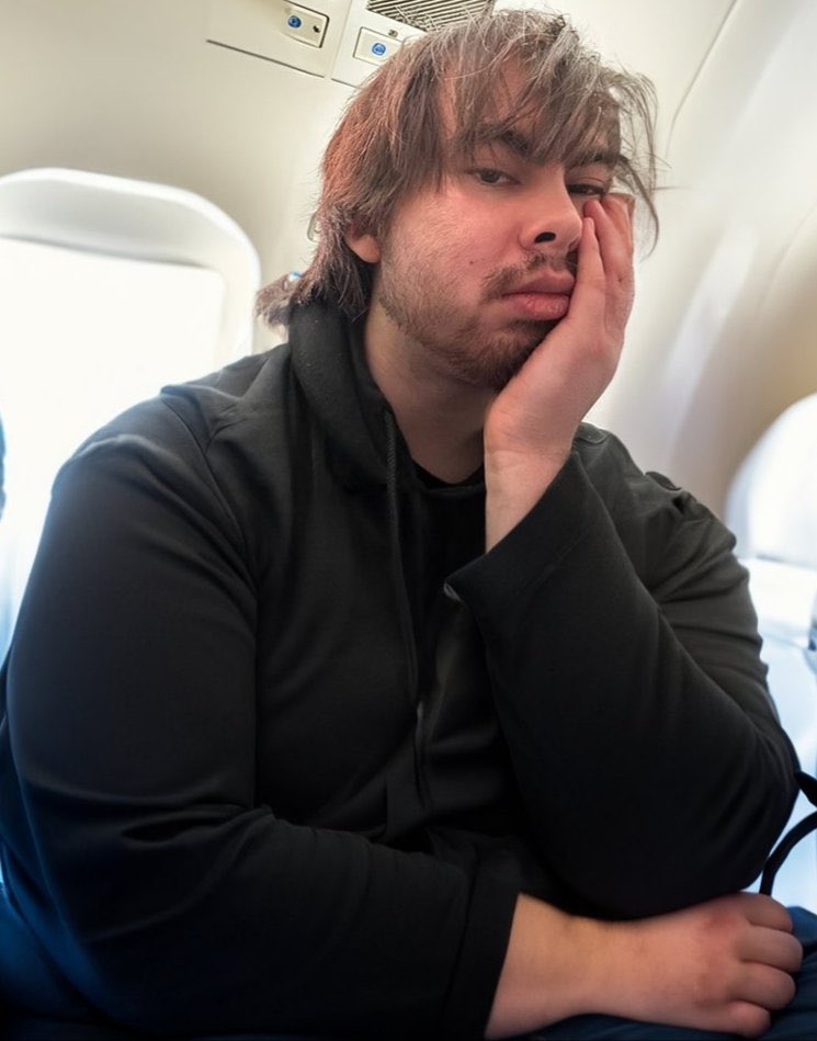 lapizeek tweet media