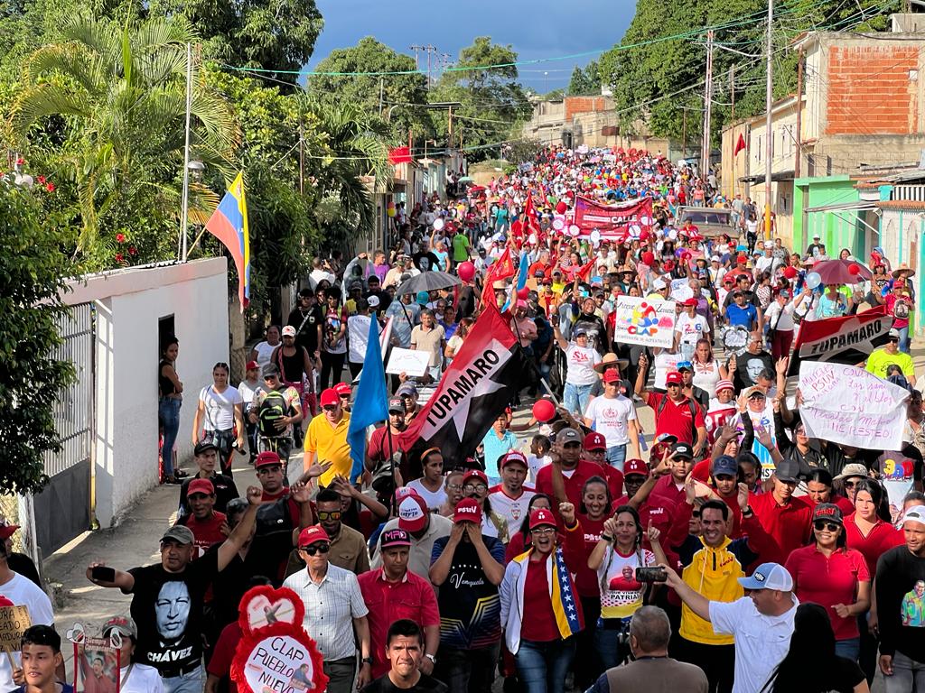 NicolasMaduro's tweet photo. En el estado Aragua, Municipio Zamora, en Villa de Cura, el pueblo no se rinde frente el imperio criminal. Aquí lo que hay es un pueblo valiente decidido a construir una Patria bonita, próspera y positiva. ¡Vamos pa'lante! https://t.co/DnmhW83toR
