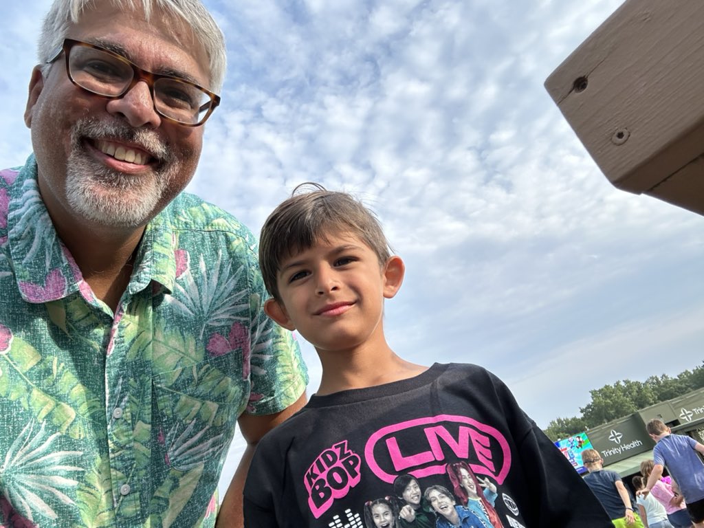 singhsam94's tweet photo. Thirty some years ago I was at #PineKnob for the original @lollapalooza and now we are rocking to the @KIDZBOP. #thatsnotperryfarrell #selfieswithsam #remysworld https://t.co/ghONdE91Vi