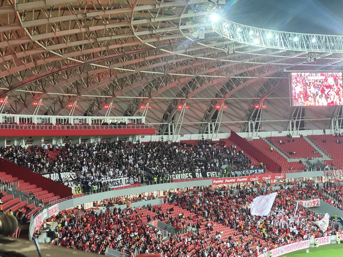 radiocoringao's tweet photo. A #FielTorcida sempre presente! 🏳️🏴
📷 @feerconst_
#corinthians #sccp #beirario ##gavioesdafiel #camisa12 #estopim #pavilhao9 https://t.co/MXy1zL0dSN