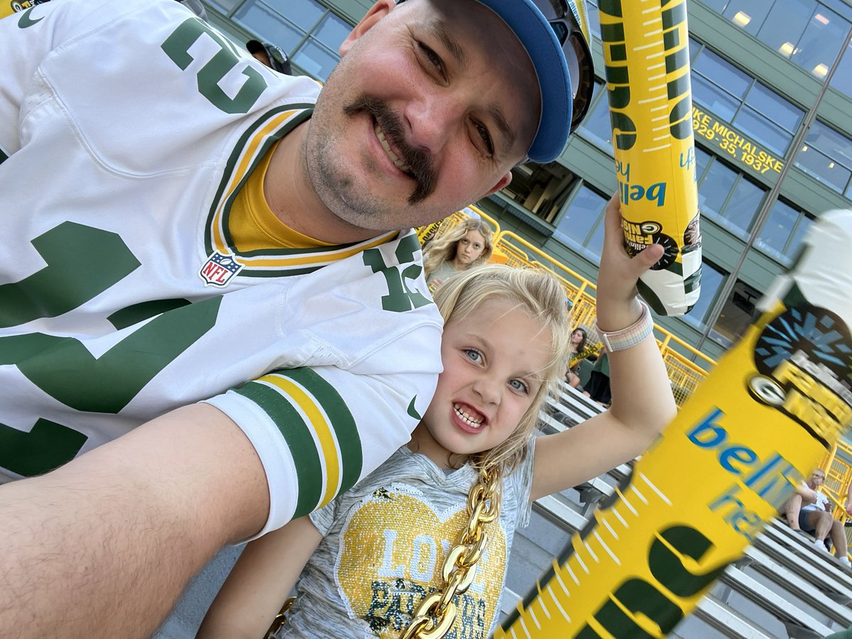 carney1988's tweet photo. #FamilyNight @packers #gopackgo https://t.co/hfUVnRo3w7