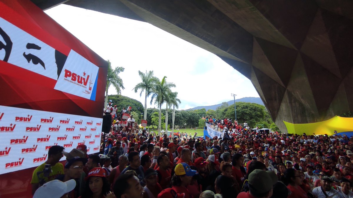 aleman72psuv's tweet photo. Gran encuentro con nuestras estructuras del @partidopsuv de #Caracas estamos recibiendo en el Parque Alí Primera el cuaderno de tareas y funciones que es un gran aporte para las victorias que tendremos junto a nuestro presidente obrero @nicolasmaduro 
#LasSancionesNoSonUnJuego https://t.co/3egWBPneQR