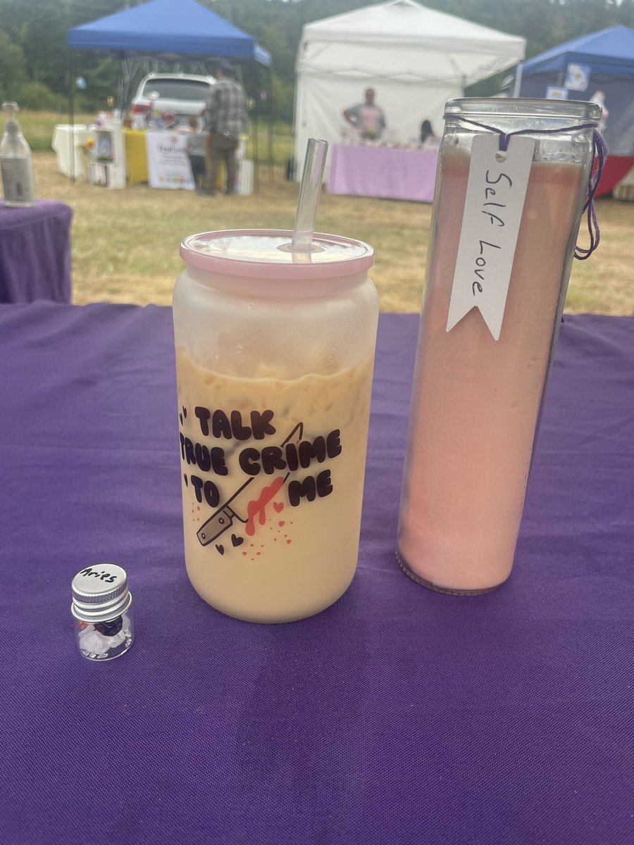 nonbinary_aries's tweet image. Come see me till 9 tonight Infinity Farm in Issaquah! Grab a coffee from Bean Hut Espresso!