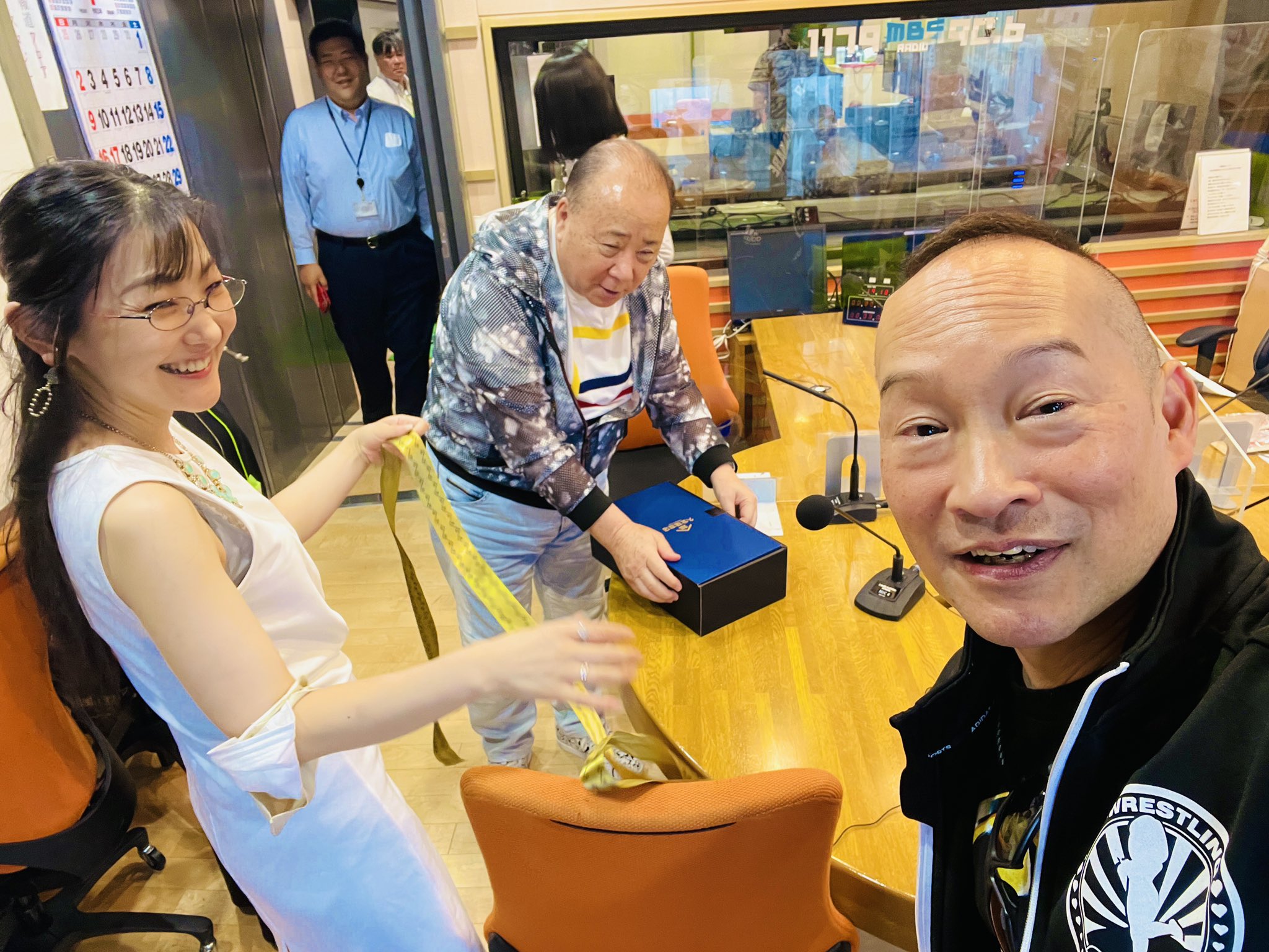 バッジ　日本テレビ　おはようサンデー参加賞 サンデー毎日 2023年 5/28・6/4合併号【表紙:長尾謙杜（なにわ