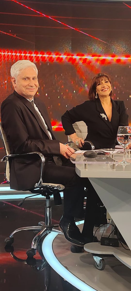 negropolisok's tweet photo. Hoy 9PM nos visita @Kicillofok Todo preparado con el equipo de los sábados de @C5N @FedeOrlandi @anitamaccaroni @mikecastroOk @miltoncesped , el mejor compañero @soyjuandinatale y un montón más que tiran para adelante 🙌 https://t.co/FxudQLQjQL