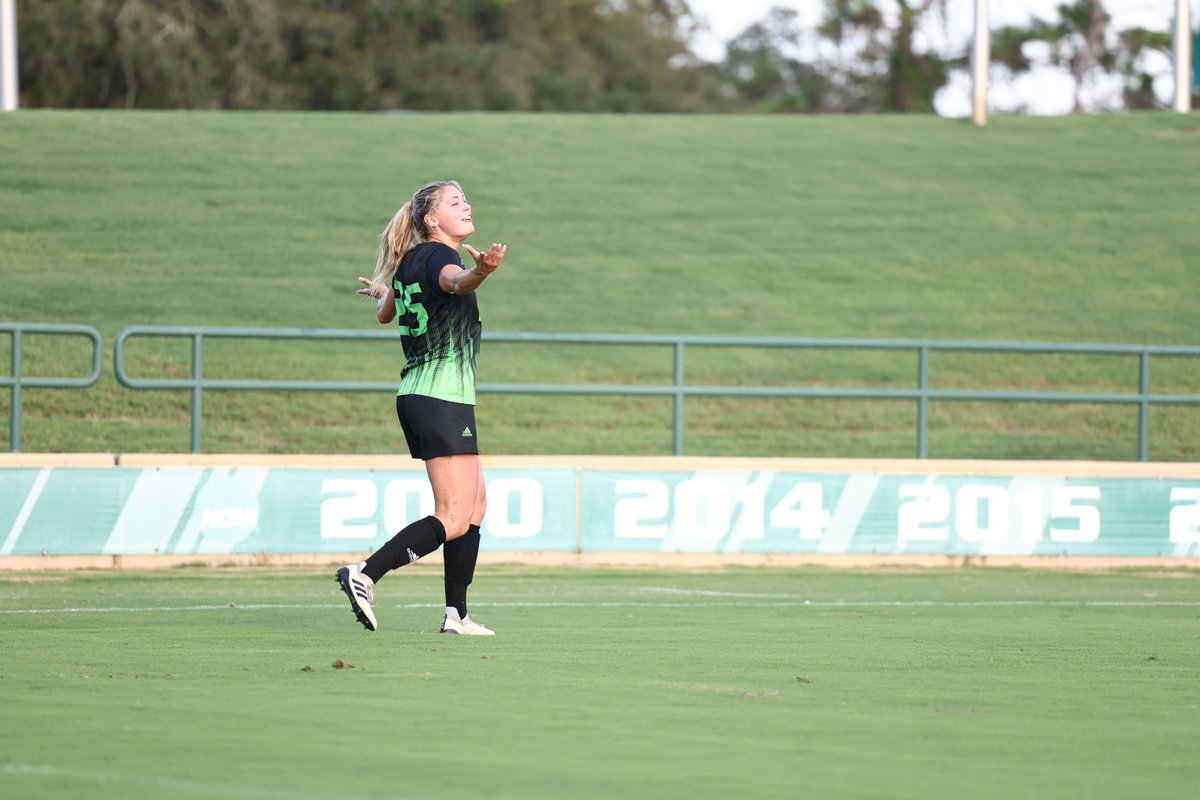 USFWSOC's tweet photo. Early goals from Signe Markvardsen &amp; @peytonvincze!

#HornsUp 🤘 https://t.co/JOouCRajhe