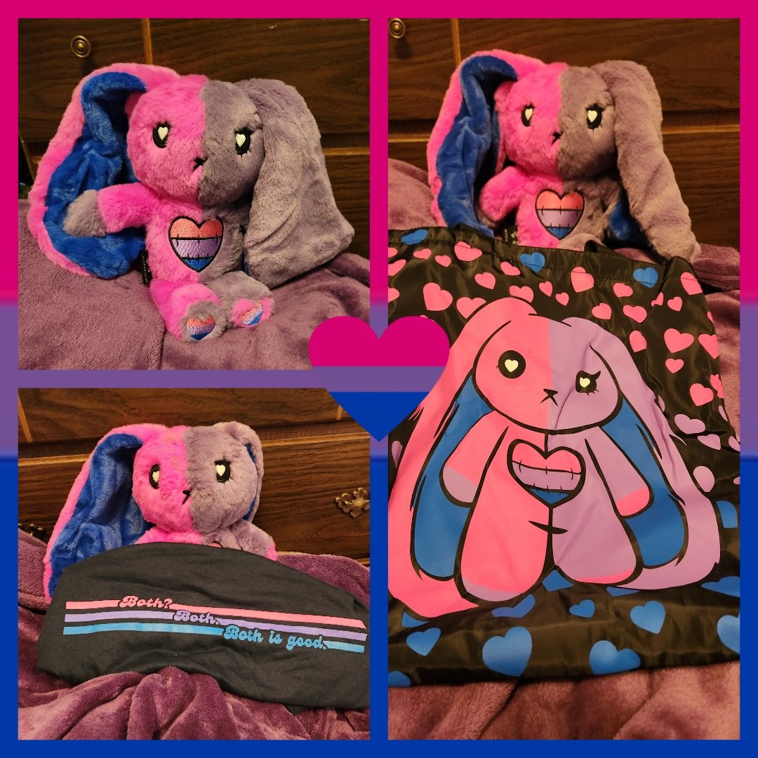 The Plushie Dreadful bunnies are multiplying like.... well... bunnies!! Bunny no. 4 arrived this morning. Girl named her Freddie. Isn't the matching totebag awesome? The tshirt is from Stands. #PlushieDreadfuls #PlushieDreadful #Stands #ShopStands #AmericanMcGee