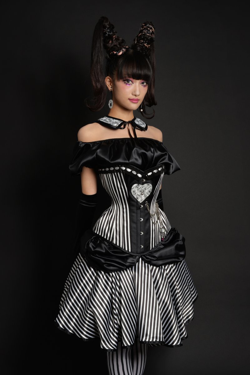 pureone_corset's tweet photo. 48歳になりました。

#みんなの約8年前の写真を見せて 
2015年の作品
1枚目：ヴィレヴァンコラボ　秘密の鍵付き　魔女コルセット
2枚目：ヴィレヴァンコラボ　時計うさぎのヴィクトリアン　ハートコルセット
3枚目：アリスさん用ウエディングコルセット

気が向いたらまた限定コルセット出すのも悪くないかな？