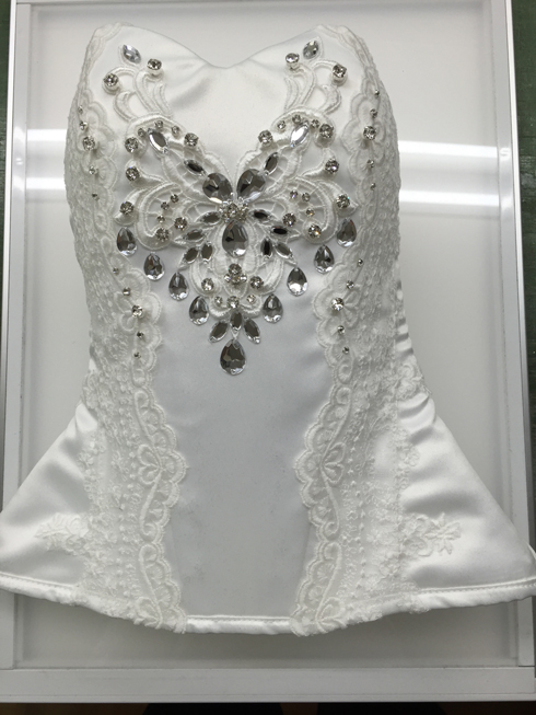 pureone_corset's tweet photo. 48歳になりました。

#みんなの約8年前の写真を見せて 
2015年の作品
1枚目：ヴィレヴァンコラボ　秘密の鍵付き　魔女コルセット
2枚目：ヴィレヴァンコラボ　時計うさぎのヴィクトリアン　ハートコルセット
3枚目：アリスさん用ウエディングコルセット

気が向いたらまた限定コルセット出すのも悪くないかな？