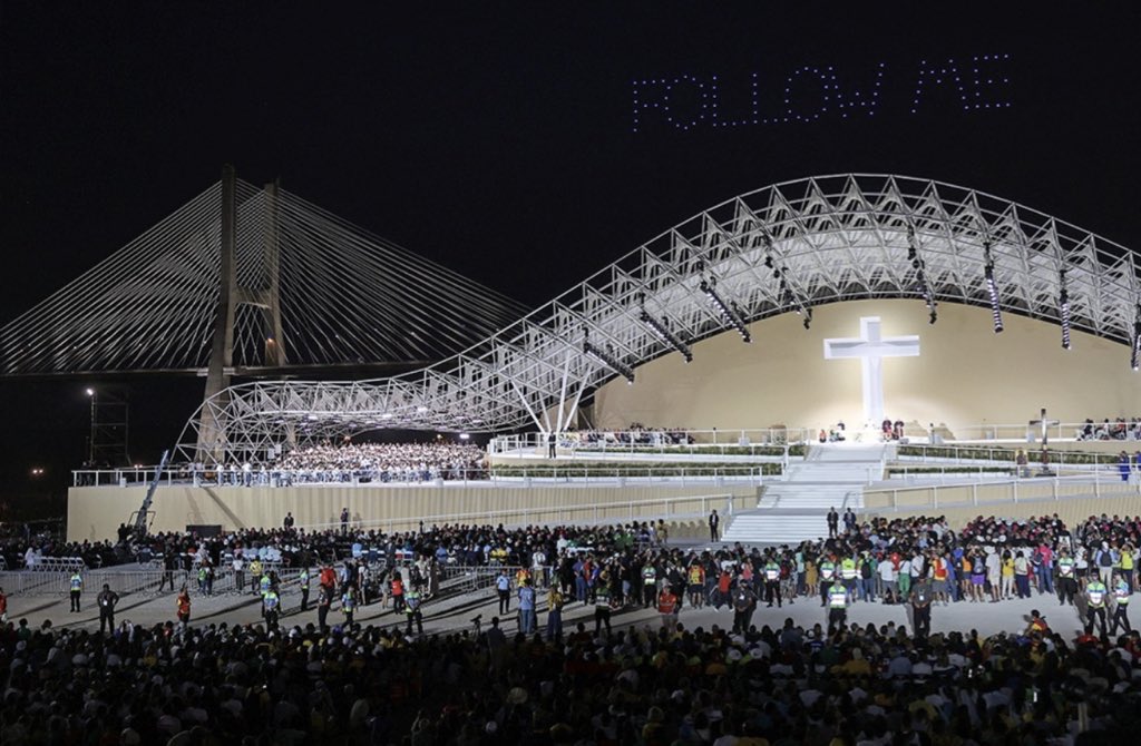 Religiosos ou não, há que admitir que há algo de extraordinário na união de tantas pessoas, tão diferentes e de tantos países distintos. Aconchega saber que num mundo cada vez mais dividido pelas nossas diferenças, ainda nos conseguimos reencontrar na nossa humanidade.