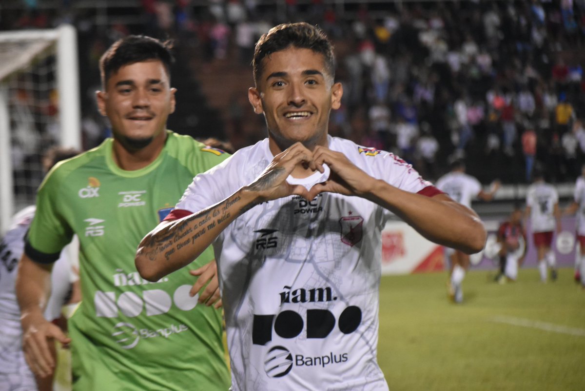 Monagas_SC's tweet photo. ⏱ 90+4' - ¡GOOOO-LAAAA-ZOOOO! FREEEEYN FIGUER⚽A 👏🔥

Freyn Figueroa saca un potente disparo desde el borde del área que se incrusta en la parte superior izquierda del arco rival 🏹💪 

@Portuguesa_FC 1-2 #MonagasSC

#SangreGuerrera 🔵🔴
#VenezuelaEsFUTVE 🇻🇪 https://t.co/2X7JSh107K