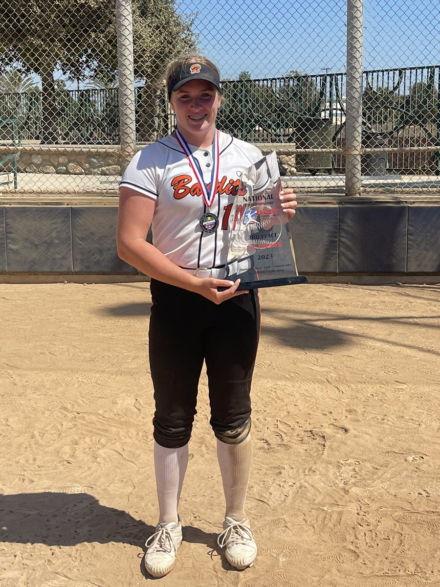 SophiaSchlader's tweet photo. 3rd place finish at PGF Nationals 🧡🖤

Not the outcome we wanted but I’m super proud of my team. I love these girls and my coaches. #bigdawgbandits 

@jessicamrozek8 @ConroyBandit @ExtraInningSB @LegacyLegendsS1 @PGFnetwork https://t.co/8avLmPgtZr
