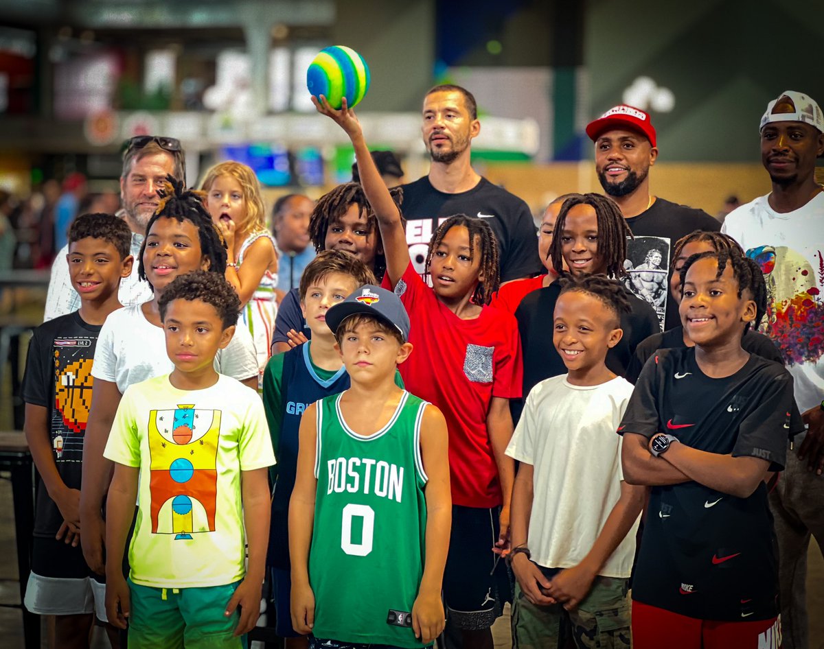 CoachBT_Turner's tweet photo. We had a great time today at the Armory with Team Unknown! Celebrating all the hard work our guys put in this summer. Continue the grind! 🏀🏀🏀#SummerVibes #TeamSpirit #TeamUnknown https://t.co/RjqxtuuvnI