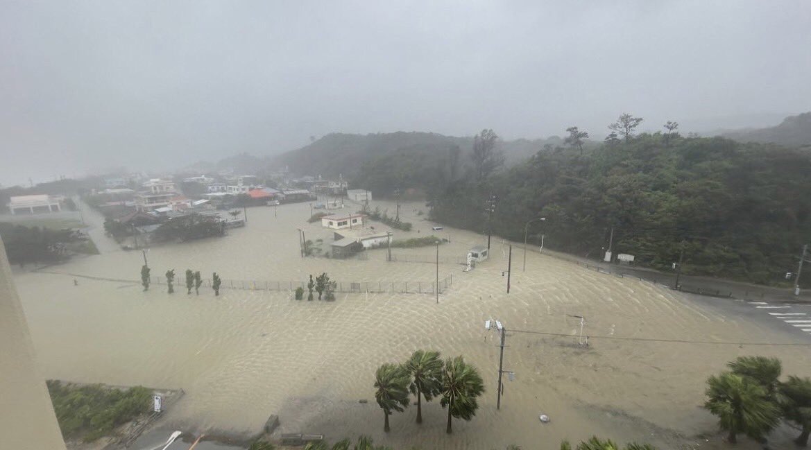divercozy's tweet photo. この水溜りの先に部屋があるんだが、よくゲストチェックインしたなー笑
泳いでいった？？www
てかチェックアウトできないやろこれ？
#沖縄　#名護　#名護市 #洪水 #停電 #台風 https://t.co/1DuPJbECVb