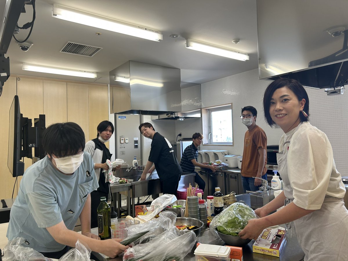 8eco2021's tweet photo. 大学生の皆さんと
エコ料理レッスンの準備中✌️✌️
慣れない手つきですが
頑張っていますーー‼︎
#8eco
#はっち
#イベント準備中 https://t.co/9xPpYBj1Pa