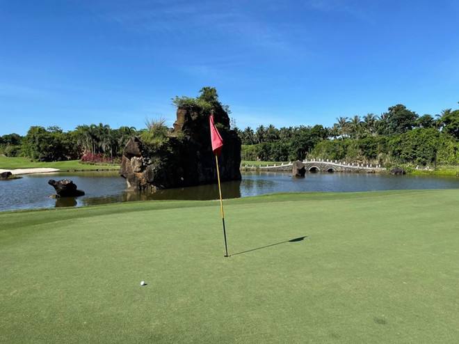 Cr6899's tweet photo. Comfortable with clear blue sky, good weather #golf #usa #losangeles #girl https://t.co/8QKZ1yfiZs