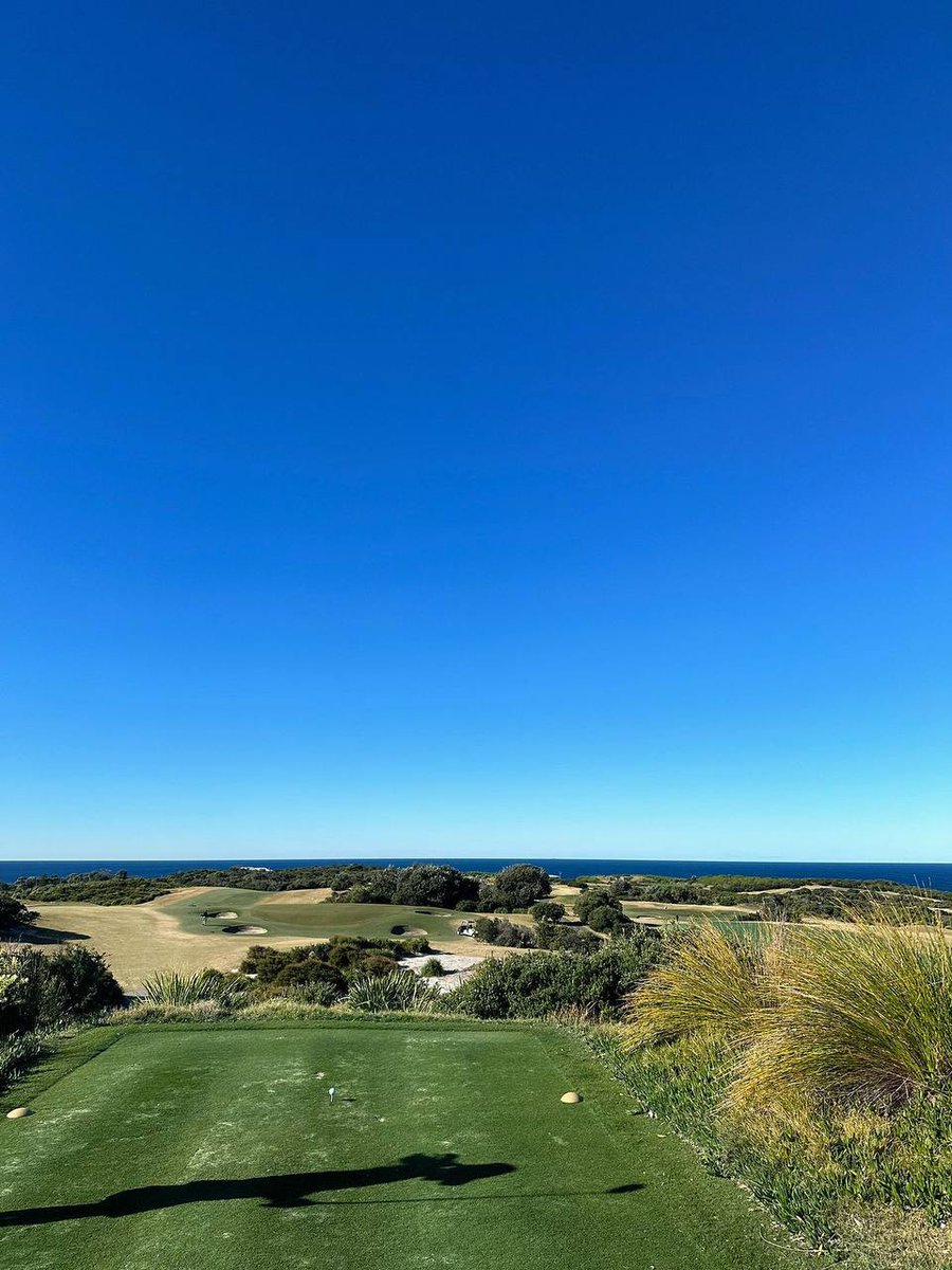 Cr6899's tweet photo. Comfortable with clear blue sky, good weather #golf #usa #losangeles #girl https://t.co/8QKZ1yfiZs