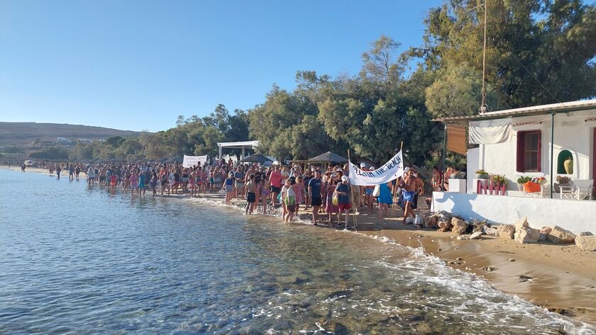 🇬🇷🏖️"Havlu hareketinden" hükümetin "şezlong avına"

Paros'ta başlayan ve oradan Naksos'a, Korfu'ya, Halkidiki'ye sıçradıktan sonra ülke geneline yayılan ve yerel halkın her bölgede sadece saatler içerisinde binlerce imza toplaması sonucu plajlardaki işletmeleri zor durumda