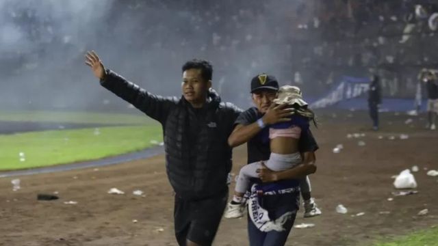 RizkiAsihan's tweet photo. 2 tragedi sepak bola,
Heysel 
39 korban jiwa,Inggris dikucilkan 5 tahun di eropa !

Kanjuruhan,
135 korban jiwa,
Tak ada sangsi
Apakah FIFA tak menganggap korban kanjuruhan juga manusia ? https://t.co/vW1ytHT9GR
