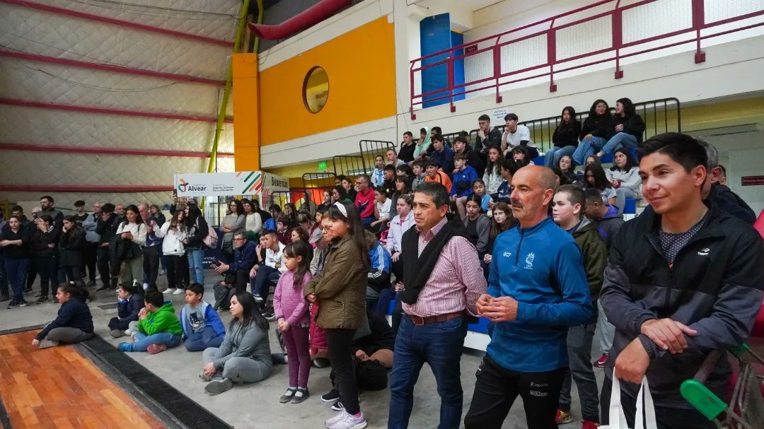 En el Polideportivo de Alvear, un evento trascendental tuvo lugar gracias a la grandeza y generosidad de Agustin Loser, reconocido como el mejor bloqueador del mundo en voley. Este destacado deportista decidió impartir una clínica de voley gratuita para la comunidad,