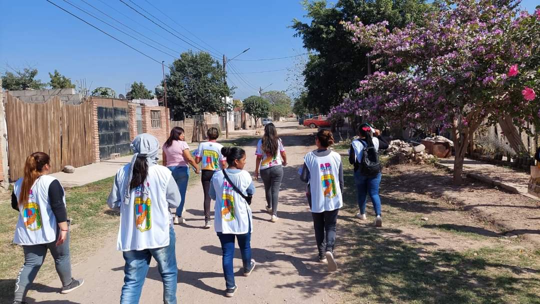BarrientosAdri's tweet photo. Feliz de recorrer cada barrio junto a un equipo que lo da todo! #Lista501A Barrio por barrio, puerta a puerta, voto a voto. https://t.co/gs4S3Bc1WH