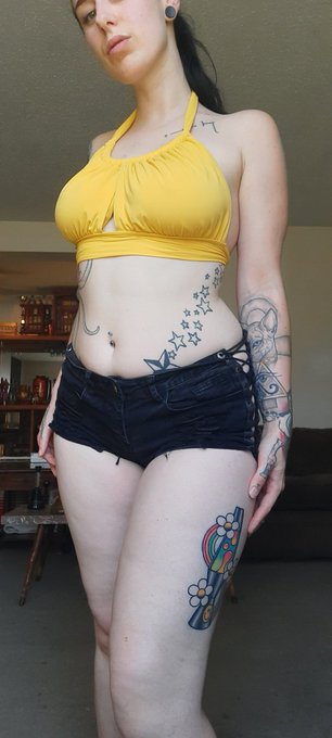 pretty nice saturday 🤷🏻&zwj;♀️ 🌞  off work early, just vibin at home havin' a spiked tea 🫐  btw my onlyfans
