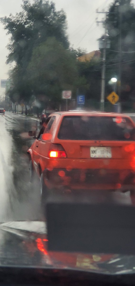 versoinfuso's tweet photo. Este coche acaba de chocar y darse a la fuga sobre paseo tollocan, en el proceso casi arrolla a un motociclista.

Retuit hasta que el afectado lo identifique.

#Toluca
@TolucalaBellaCd 
@quepocamadree https://t.co/7mQkgiiODJ