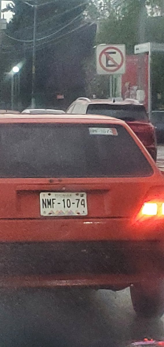 versoinfuso's tweet photo. Este coche acaba de chocar y darse a la fuga sobre paseo tollocan, en el proceso casi arrolla a un motociclista.

Retuit hasta que el afectado lo identifique.

#Toluca
@TolucalaBellaCd 
@quepocamadree https://t.co/7mQkgiiODJ