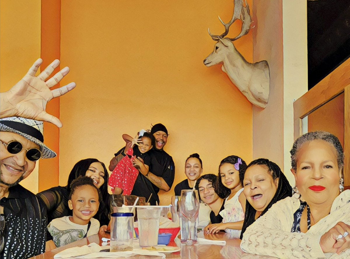 PositivePBD's tweet image. Mother Day 2023 ❤️Family Is Everything❤️Artist 🎨Katrina