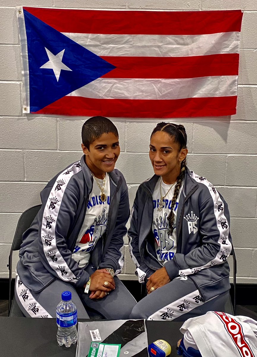 Here we are in the locker room before my co main event The Serrano Sisters 1st Sisters to become World Champions! De Puerto Ricoooo! 🇵🇷