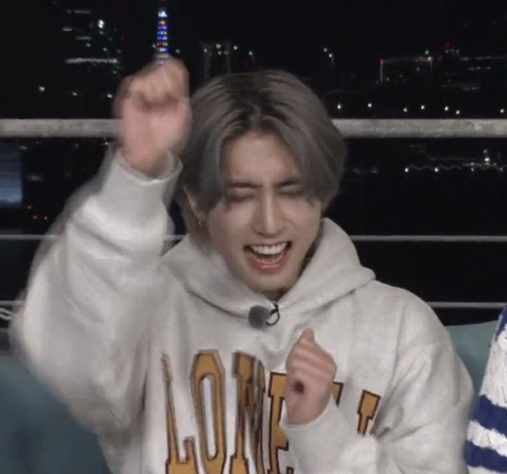 tenderquokka's tweet photo. Cada vez que leo “han” (del verbo haber) automáticamente lo pronuncio como "jan". Han Jisung, qué me hiciste, no puedo ni leer el verbo correctamente https://t.co/FeAxqfhxak