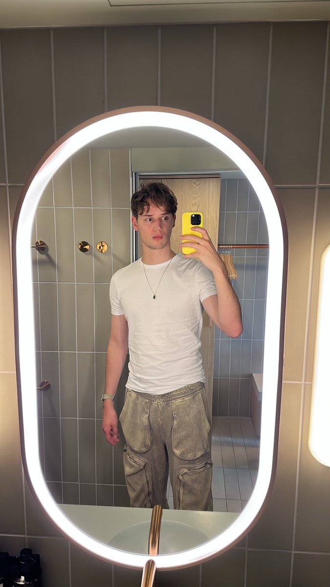 realmaup's tweet photo. tell me the thing that annoys u the most at shows, i'l go first

it's the goddamn fan clacking. please stop doing it and go get some help. you’re annoying the shit out of everyone around you https://t.co/3PVMMpdXaN