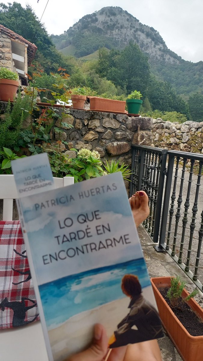 RaquelVozHospit's tweet photo. @patri_huertas "todos los que se han puesta a andar ese camino de ser mejores están muy cerca de ser felices" #loquetardeenencontrarme 🤔💕💕💕 a mitad del recorrido del libro y ya conecto con autora 🤩 https://t.co/um3O3sWuf6