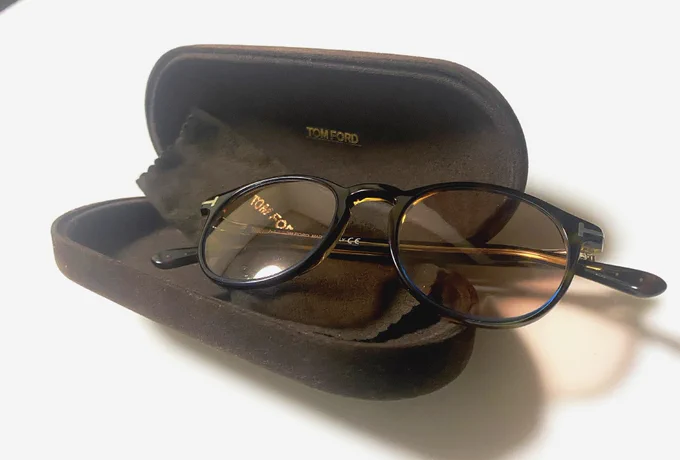はるか昔に買ったTOM FORD、レンズを付け替えてサングラスにしてからヘビロテしてる 