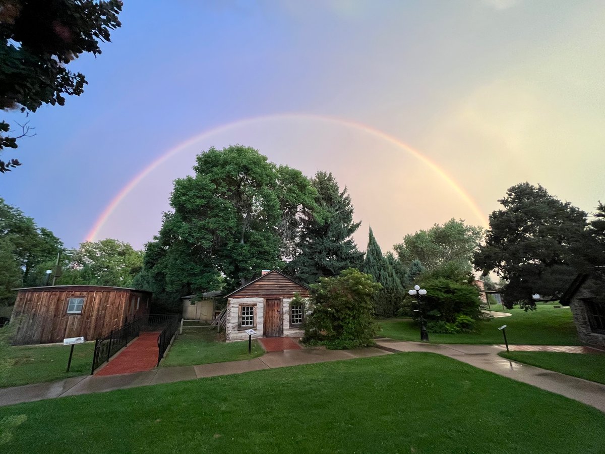 GeotheArch's tweet photo. Beauty of a night at a Centennial Village. (Who says evening runs to work have to be all bad?) https://t.co/Grkbz7dD9l