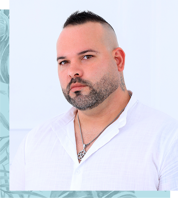 wallpaper installation owner of D&amp;L WALL DESIGN / MIAMI