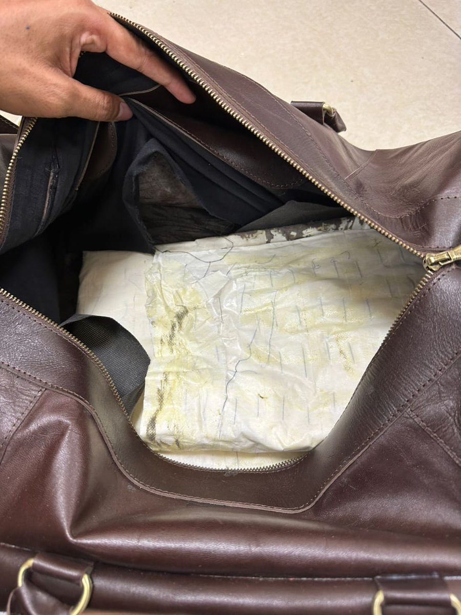 gallinews's tweet photo. Cocaine Drugs 15 Crore ki taskari karne wala Indian shaks ke sath 1 Ugandan Mahila arrested by DRI Mumbai 

Read Full News: https://t.co/MKVq5SdkNH

#Arrested #CocaineDrugs #crore #dri #Indian #Mumbai #Shaks #UgandanMahila https://t.co/d6ZgSnxWar