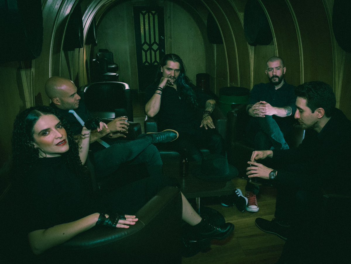 El final de una historia es el inicio de otra.

Les presentamos lo nuevo de Metropolitan, “Episodio 1: sucesos finales”. Un primer episodio de tres canciones, relatos de despedidas y finales.

Disponible en plataformas digitales con <a href="/DittoMusicESP/">Ditto Music Español</a> 
👉🏻 ditto.fm/episodio-1-suc…